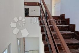 Odličan prostran stan sa velikom terasom i okućnicom! 1. kat, Pula, Appartamento