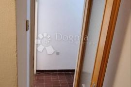 72 m2 NA SVEGA 60 m OD MORA SA TERASOM!, Cres, Apartamento