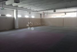 Prostran poslovni prostor 1100m2 PULA, Pula, Propriedade comercial