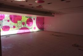 Poslovni prostor na frekventnoj lokaciji-PULA (240M2), Pula, Immobili commerciali