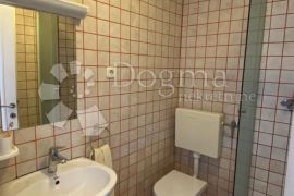 KUĆA S 6 APARTMANA S POGLEDOM NA MORE - GREBAŠTICA, Šibenik - Okolica, Maison