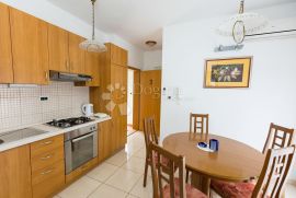 Apartmanska kuća na odličnoj poziciji - prava poslovna prilika, Okrug, House