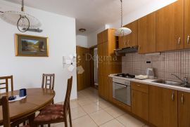 Apartmanska kuća na odličnoj poziciji - prava poslovna prilika, Okrug, House