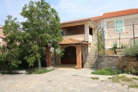 Kamena kuća s bazenom i velikom okućnicom, Dobrinj, Σπίτι