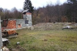 Zemljište sa izgrađenom kućom Lukovdol, Vrbovsko, Casa