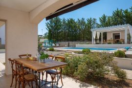 VODICE, luksuzna villa s bazenom i uređenom okućnicom, pogled na more, Vodice, Σπίτι