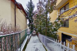 Kuća na tri sprata  sa lijepim dvorištem Koševsko brdo, Sarajevo Centar, Σπίτι