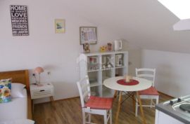 ISTRA, MEDULIN - 4 apartmana u centru Premanture, Medulin, Kuća