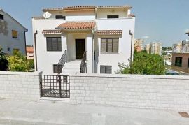 Apartmanska kuća na dobroj lokaciji, Pula, Istra, Pula, بيت