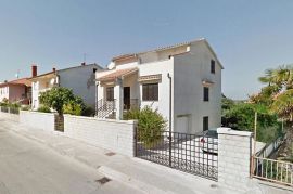 Apartmanska kuća na dobroj lokaciji, Pula, Istra, Pula, Famiglia