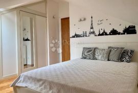 Stan u potkrovlju zgrade, Solin, Solin, Apartamento