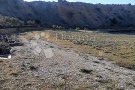 Poljoprivredno imanje sa kamenim objektom, Jasenice, Land