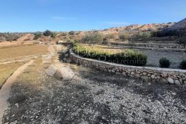 Poljoprivredno imanje sa kamenim objektom, Jasenice, Terrain