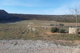 Poljoprivredno imanje sa kamenim objektom, Jasenice, Land