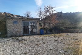 Poljoprivredno imanje sa kamenim objektom, Jasenice, Land