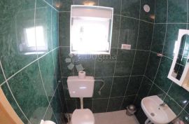 Kuća sa 3 apartmana + dvosobni stan, Vrsi, House