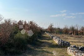 Prodaje se poljoprivredno zemljište u Peroju, Vodnjan, Arazi