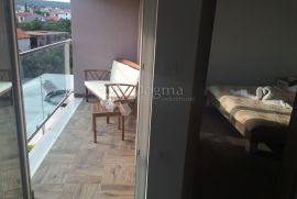 ROGOZNICA APARTMANSKA VILA S BAZENOM NA ODLIČNOJ LOKACIJI, Rogoznica, بيت