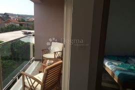 ROGOZNICA APARTMANSKA VILA S BAZENOM NA ODLIČNOJ LOKACIJI, Rogoznica, Дом