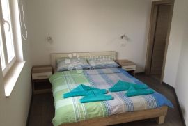 ROGOZNICA APARTMANSKA VILA S BAZENOM NA ODLIČNOJ LOKACIJI, Rogoznica, House