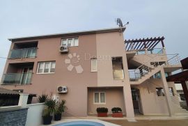 ROGOZNICA APARTMANSKA VILA S BAZENOM NA ODLIČNOJ LOKACIJI, Rogoznica, Kuća