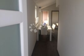 ROGOZNICA APARTMANSKA VILA S BAZENOM NA ODLIČNOJ LOKACIJI, Rogoznica, Дом