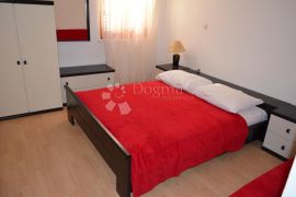 ROGOZNICA PREKRASNA VILA S BAZENOM PRVI RED DO MORA, Rogoznica, House