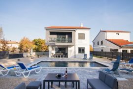 Luksuzna moderna villa na mirnoj lokaciji, Dobrinj, بيت