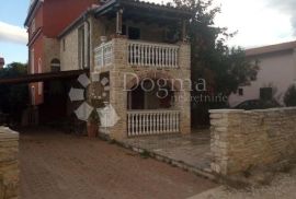 Apartmanska kuća na atraktivnoj lokaciji, Ližnjan, House