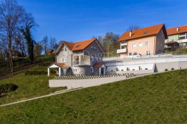 Prekrasna kuća sa 2 stana i velikom okućnicom u Krapinskim Toplicama, Krapinske Toplice, Haus