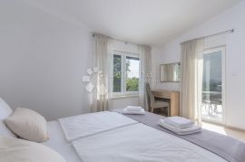 Prekrasna prostrana villa, 300 metara od uređenih plaža u Poreču, Poreč, Famiglia