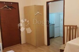 KUĆA BIOGRAD NA MORU ODLIČNA LOKACIJA I PRILIKA ZA BUTIK HOTEL, Biograd Na Moru, Дом