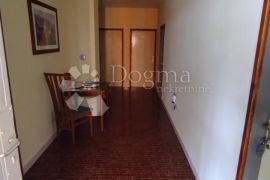 KUĆA BIOGRAD NA MORU ODLIČNA LOKACIJA I PRILIKA ZA BUTIK HOTEL, Biograd Na Moru, Casa