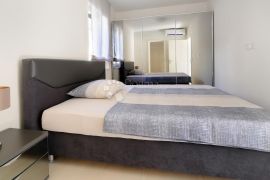 Ičići, kuća s 4 apartmana, površine 240 m², 80 m od mora, Opatija - Okolica, Σπίτι