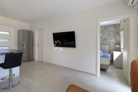 Ičići, kuća s 4 apartmana, površine 240 m², 80 m od mora, Opatija - Okolica, Ev