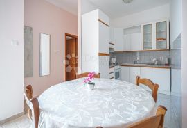 Apartmanska kuća u Srimi na samoj plaži, Vodice, Maison