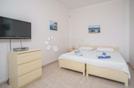 Apartmanska kuća u Srimi na samoj plaži, Vodice, Maison