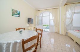 Apartmanska kuća u Srimi na samoj plaži, Vodice, House