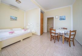 Apartmanska kuća u Srimi na samoj plaži, Vodice, Maison