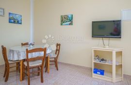 Apartmanska kuća u Srimi na samoj plaži, Vodice, Ev