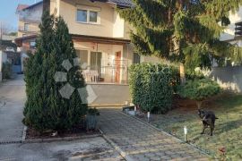 Prekrasne dvije kuće u Gajnicama, Podsused - Vrapče, Famiglia