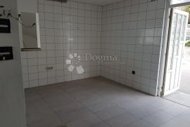 POSLOVNI PROSTOR i VELIKI STAN NA SAMOM MORU, Novi Vinodolski, Commercial property