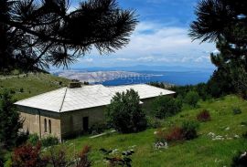 Kuća za odmor na obroncima Velebita sa zemljištem turističke namjene, Senj, Famiglia