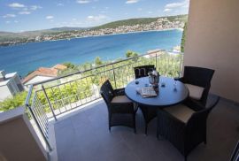 Kuća s pet uređenih apartmana, Trogir, House