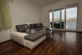 Kuća s pet uređenih apartmana, Trogir, Casa