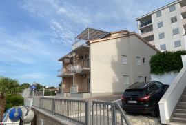 Kuća s pet uređenih apartmana, Trogir, Casa