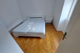 Adaptirana kuća u nizu sa dva apartmana, Baška, House