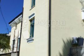 Novouređena villa s prekrasnim pogledom na more i zasebnim apartmanima, Opatija, Дом