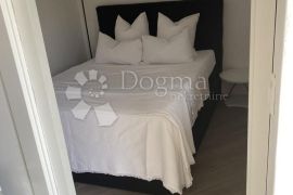 Novouređena villa s prekrasnim pogledom na more i zasebnim apartmanima, Opatija, House