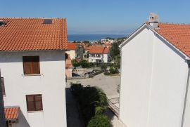 Malinska, kuća sa 7 apartmana, bazenom i pogledom na more!, Malinska-Dubašnica, Kuća